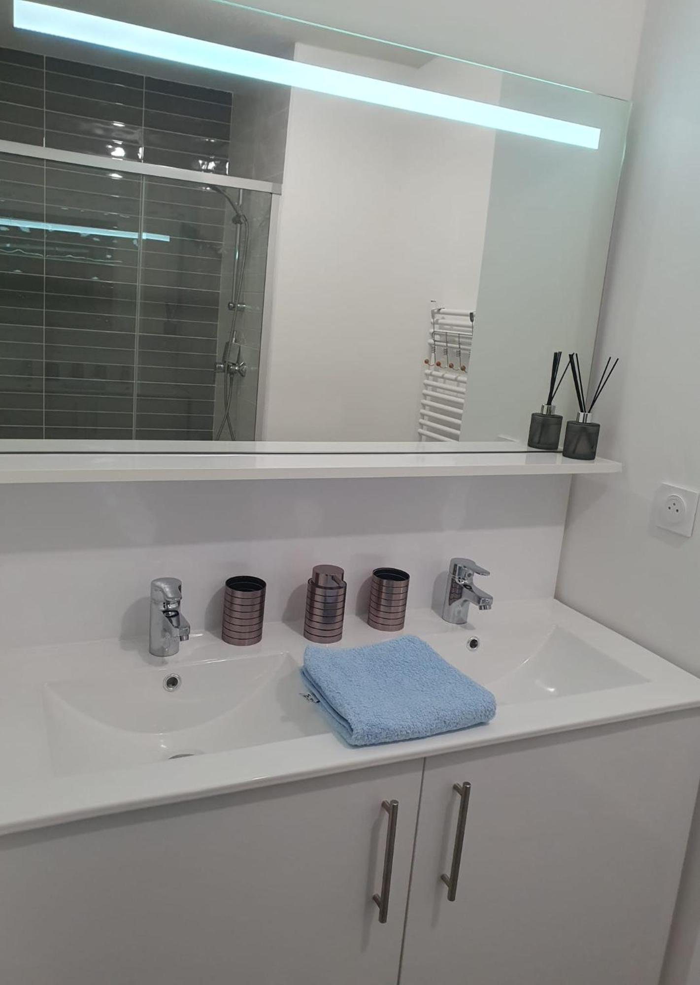 Appartement A Floirac Avec 2 Chambres, Un Parking Prive, Une Terrasse, A 5 Minutes En Voiture De L'Arkea Arena De Bordeaux Exterior photo