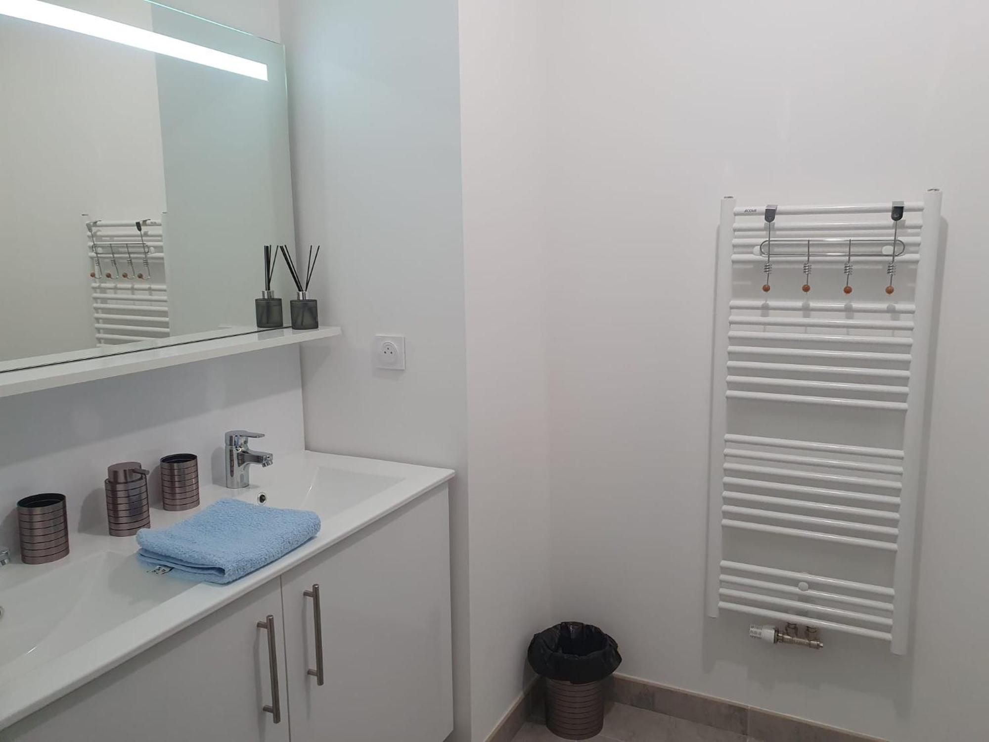 Appartement A Floirac Avec 2 Chambres, Un Parking Prive, Une Terrasse, A 5 Minutes En Voiture De L'Arkea Arena De Bordeaux Exterior photo