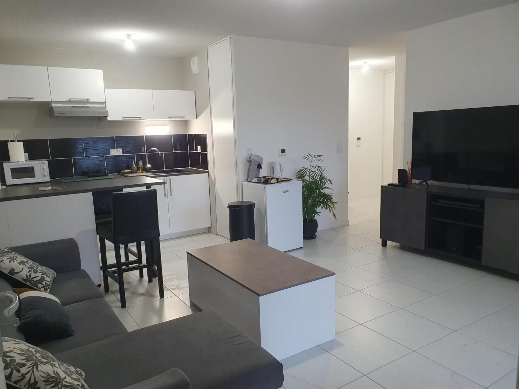 Appartement A Floirac Avec 2 Chambres, Un Parking Prive, Une Terrasse, A 5 Minutes En Voiture De L'Arkea Arena De Bordeaux Exterior photo